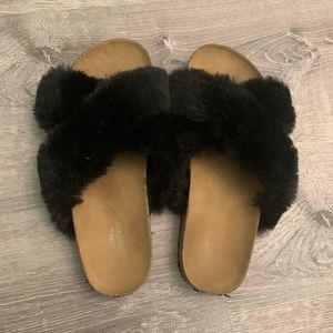 Black Fluffy crossed slippers